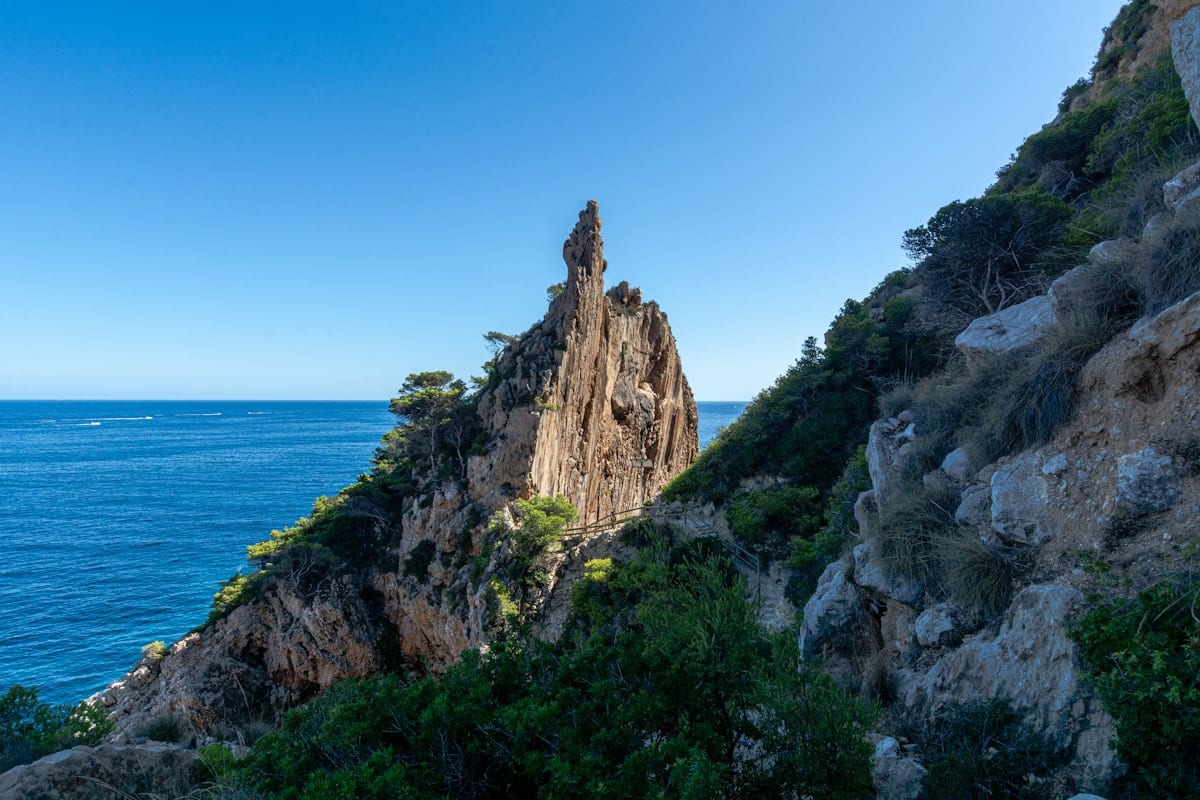 Rotskust en helderblauwe zee bij Jávea aan de Costa Blanca