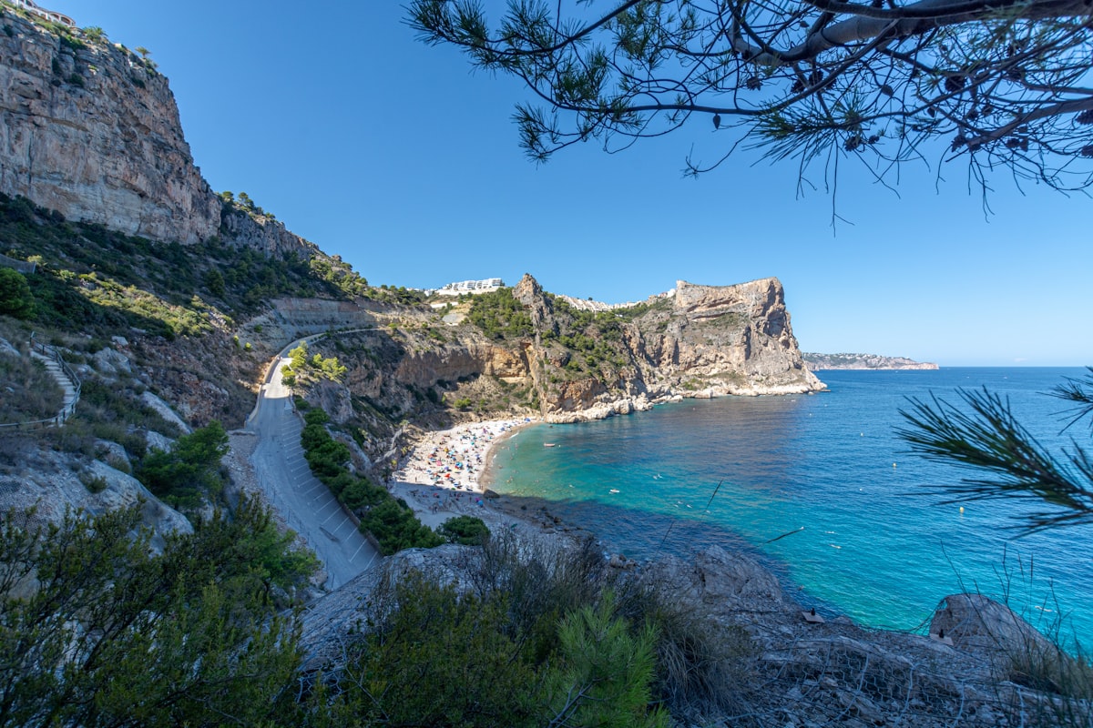 Groene heuvels en rotskust bij Javea met uitzicht op de blauwe Middellandse Zee
