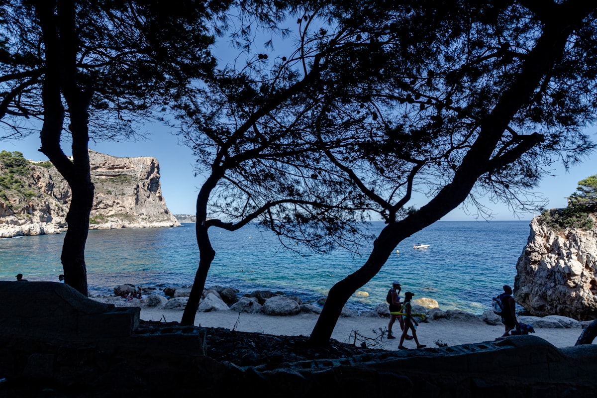Mensen op het strand van Javea aan de Costa Blanca in Spanje