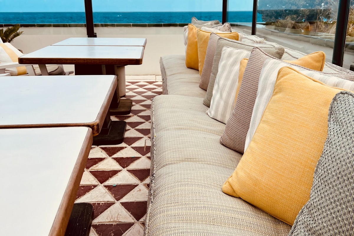 Luxe penthouse terras met loungebank en uitzicht op de zee in Spanje