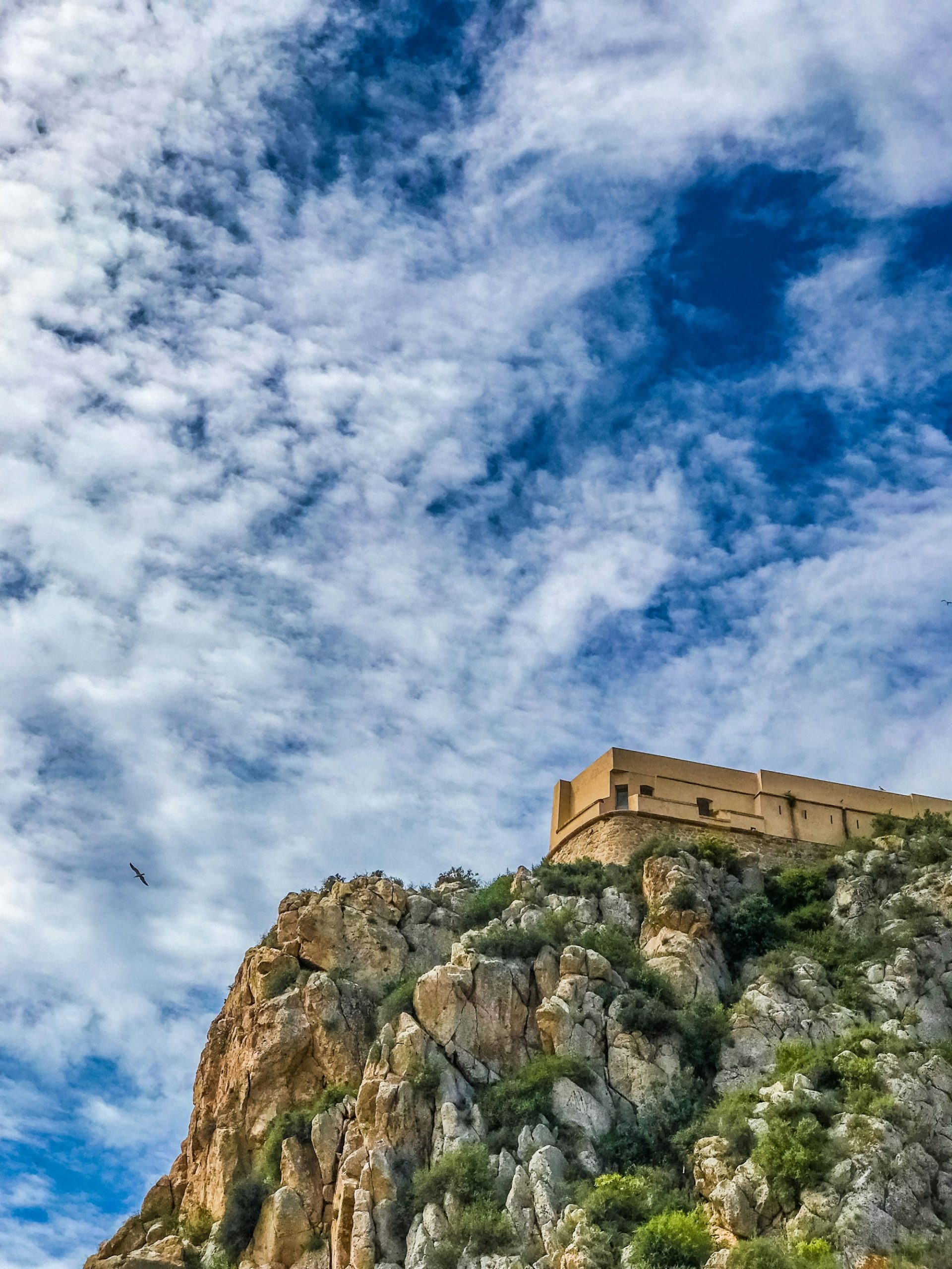 Het Castillo de San Juan de las Águilas op een rotsige heuvel in de Spaanse kustplaats Águilas