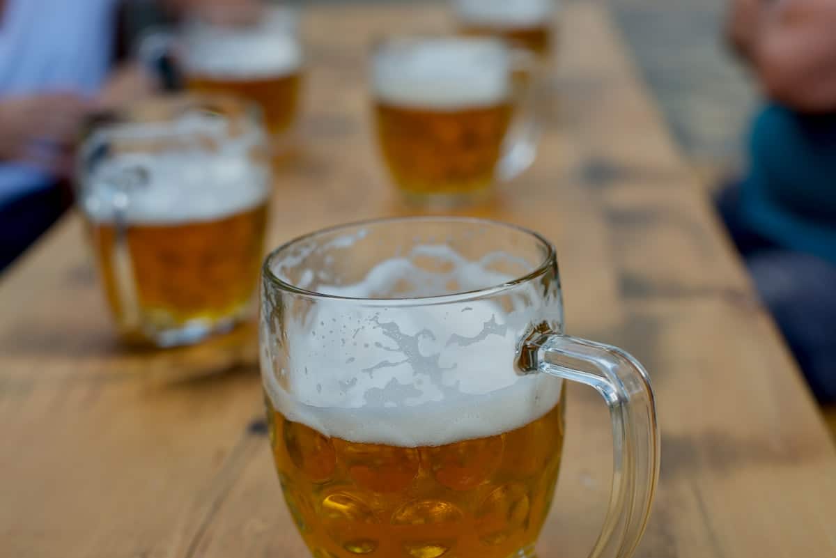 Spaans bier bij het strand