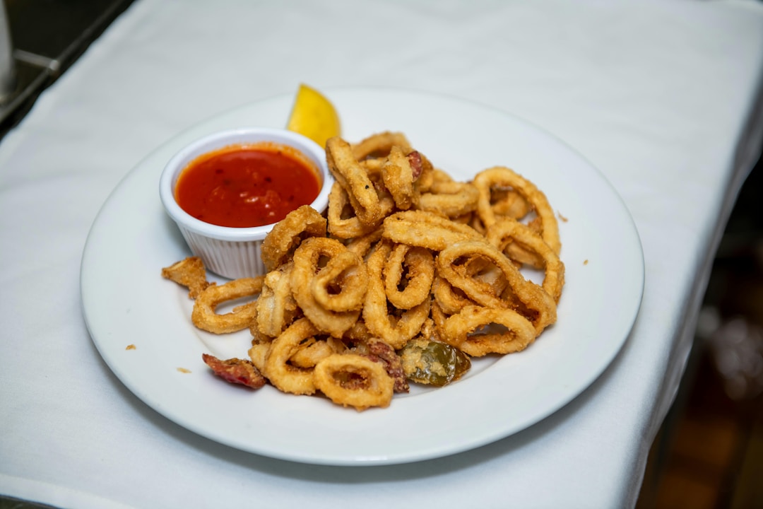 Calamares a la romana gefrituurde inktvisringen op een bord