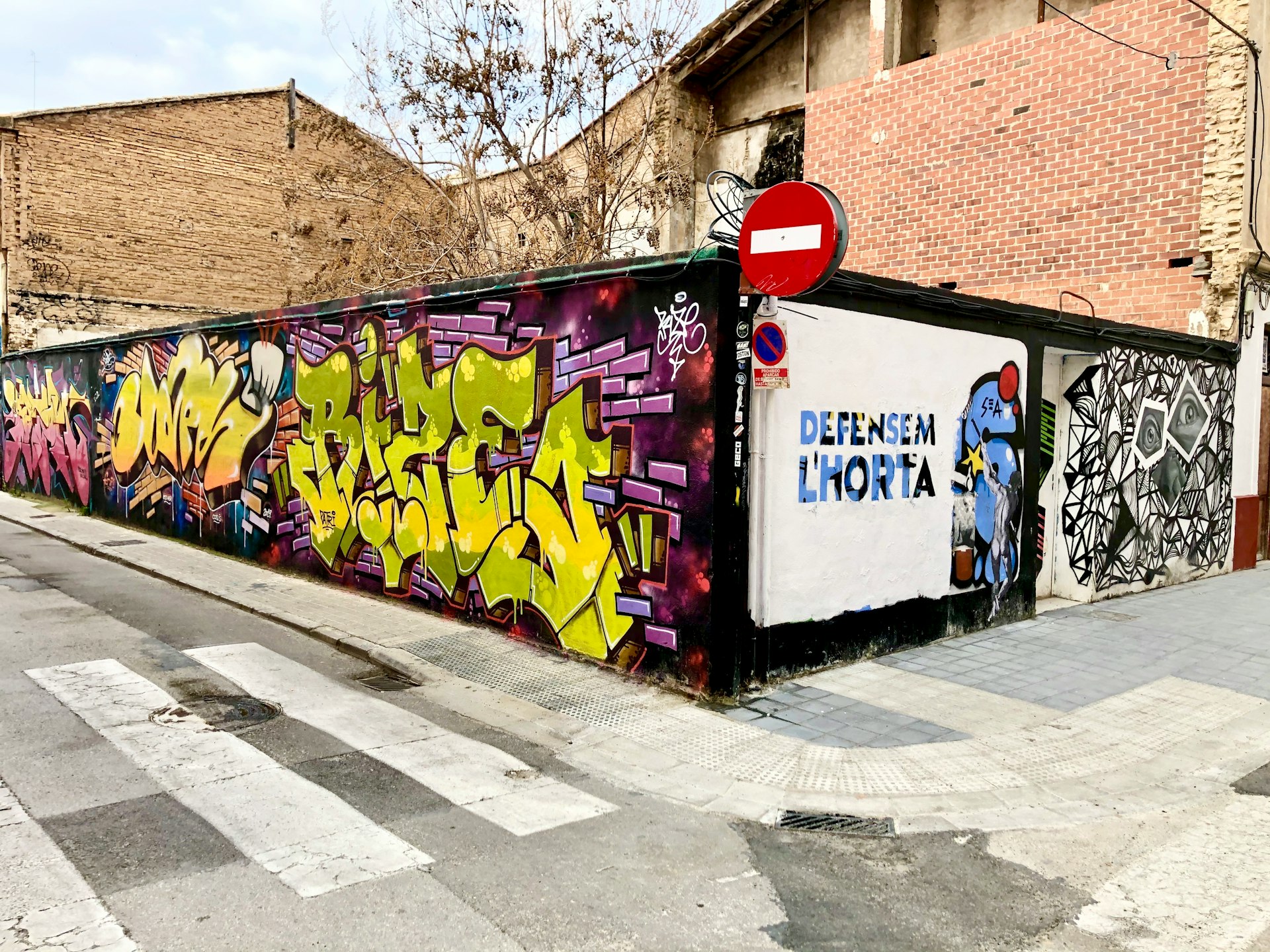 Straattaal graffiti op een muur in Valencia, Spanje