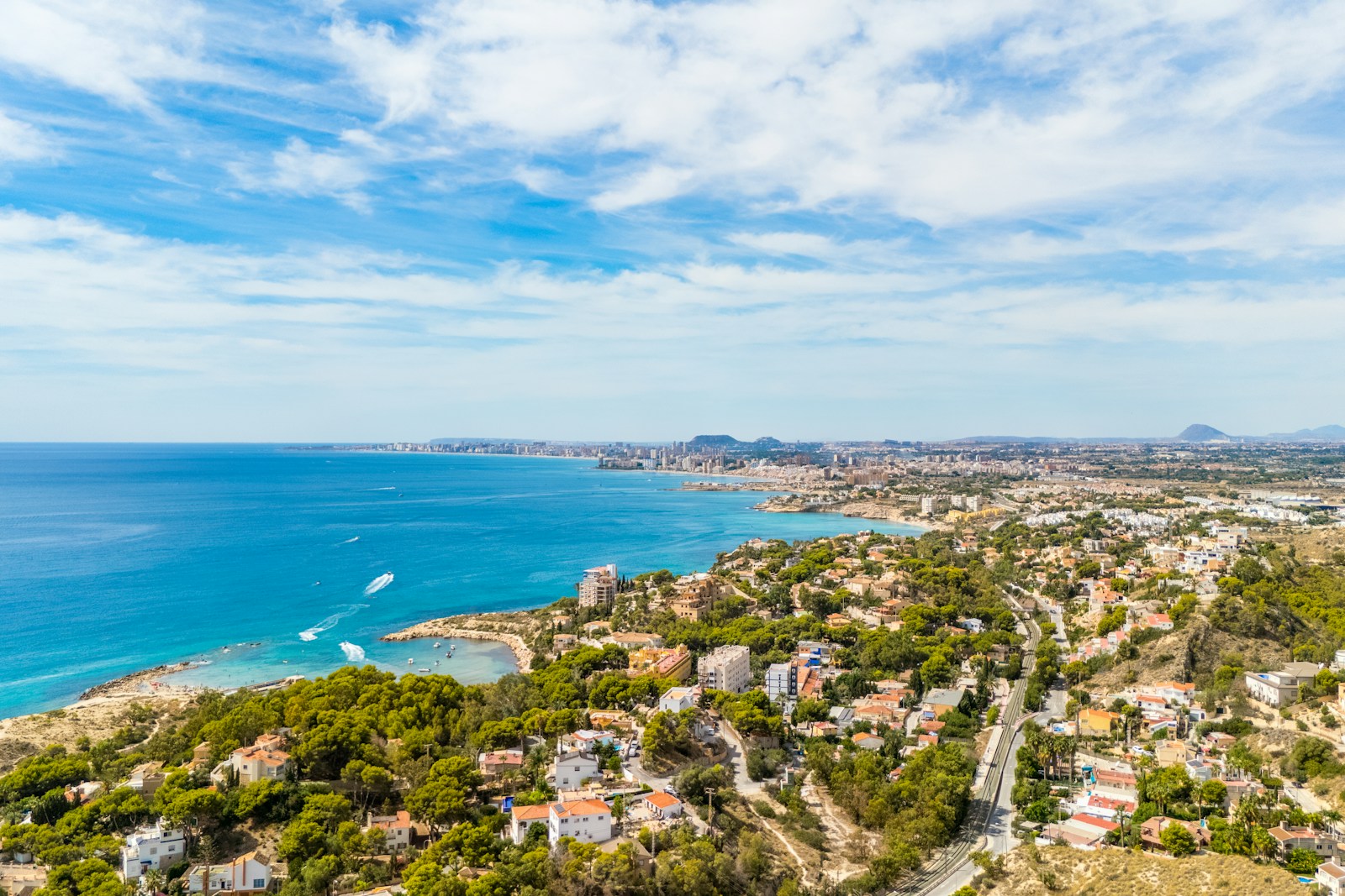 Aerial view van de Costa Blanca kust met Middellandse Zee en bergachtige omgeving