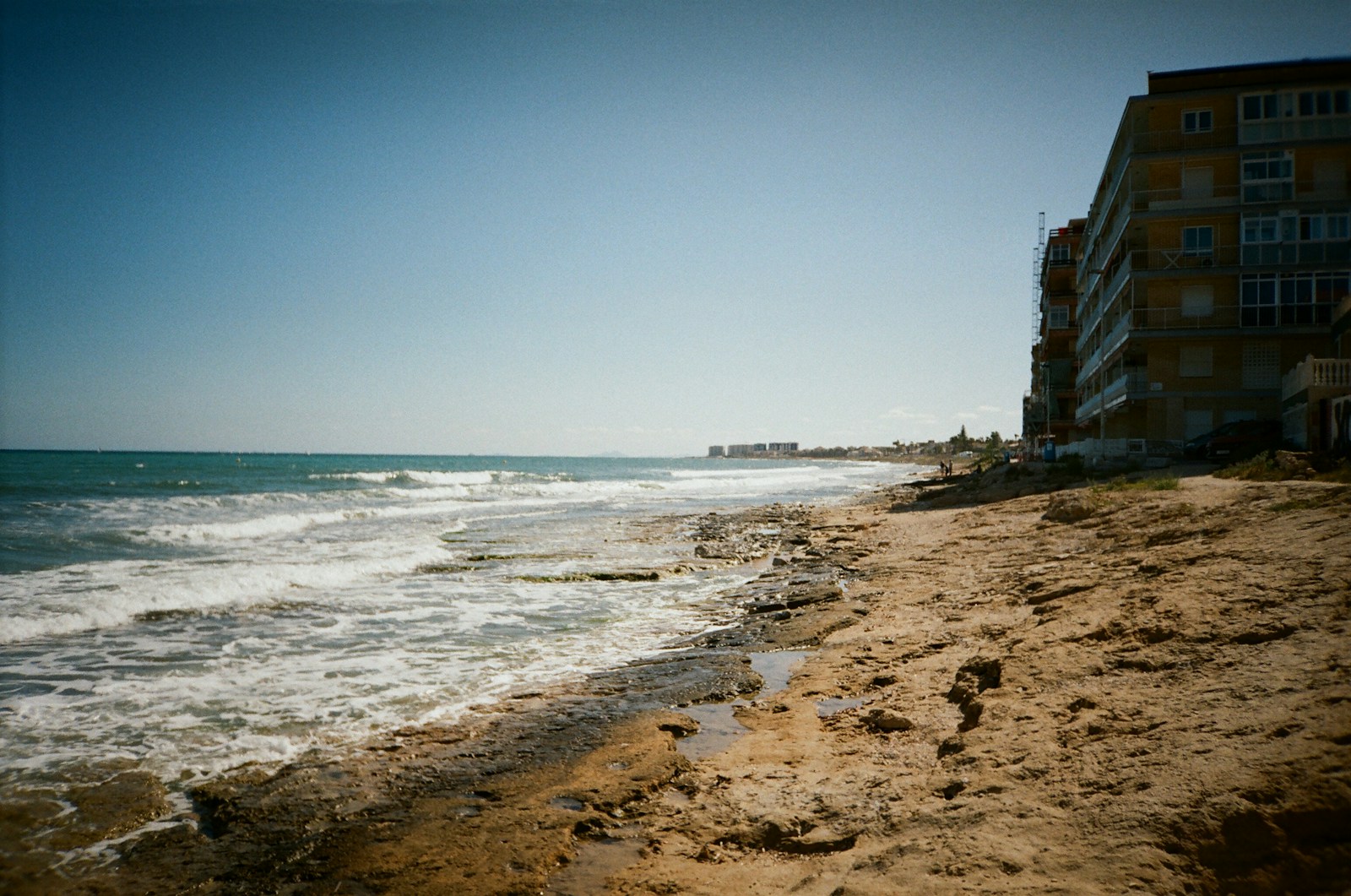 Costa Blanca Zuid kustlandschap met strand en gebouwen