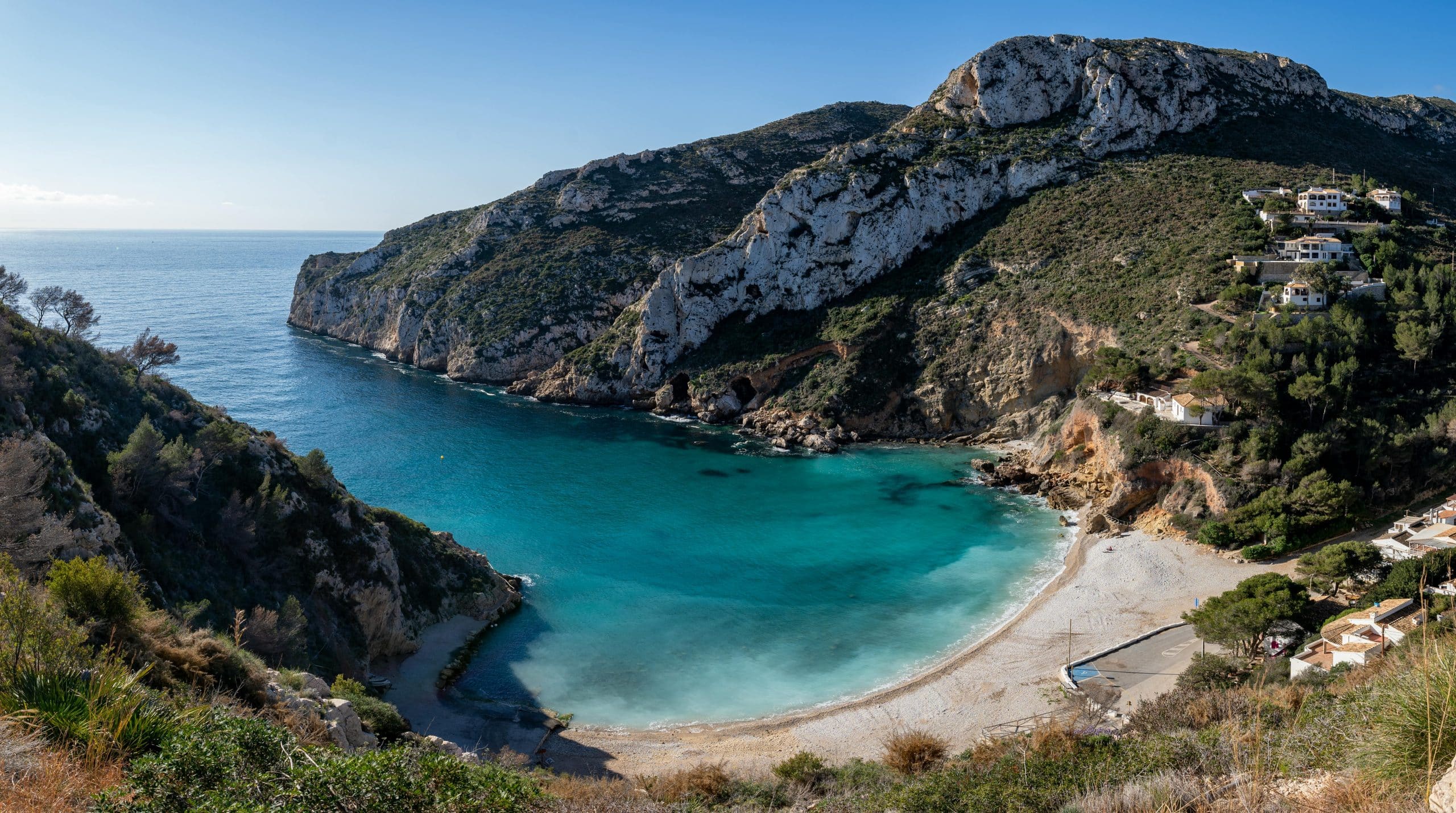 Baai met helder water aan de kust bij Dénia