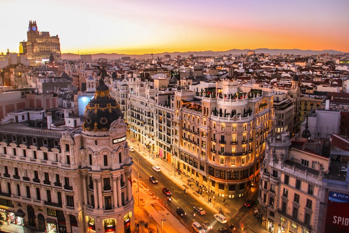 Luchtfoto van Madrid bij zonsondergang - feestdagen in Spanje
