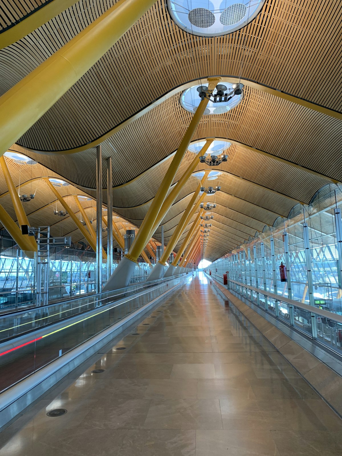Vliegveld Spanje - Madrid Barajas airport terminal interieur