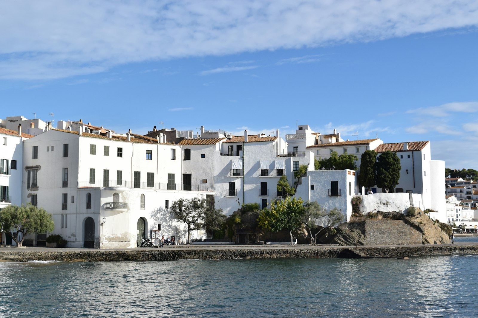 Verhuizen naar Spanje: witte huizen aan de Spaanse kust