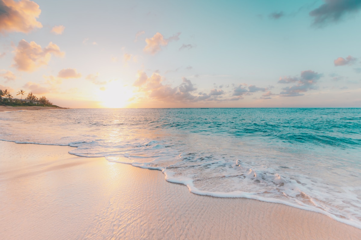 Winterzon genieten aan de kust van de Costa Blanca in Spanje