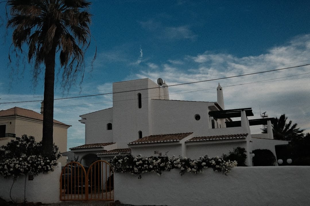 Witte Spaanse villa met palmbomen die je kunt financieren met een Nederlandse hypotheek via overwaarde