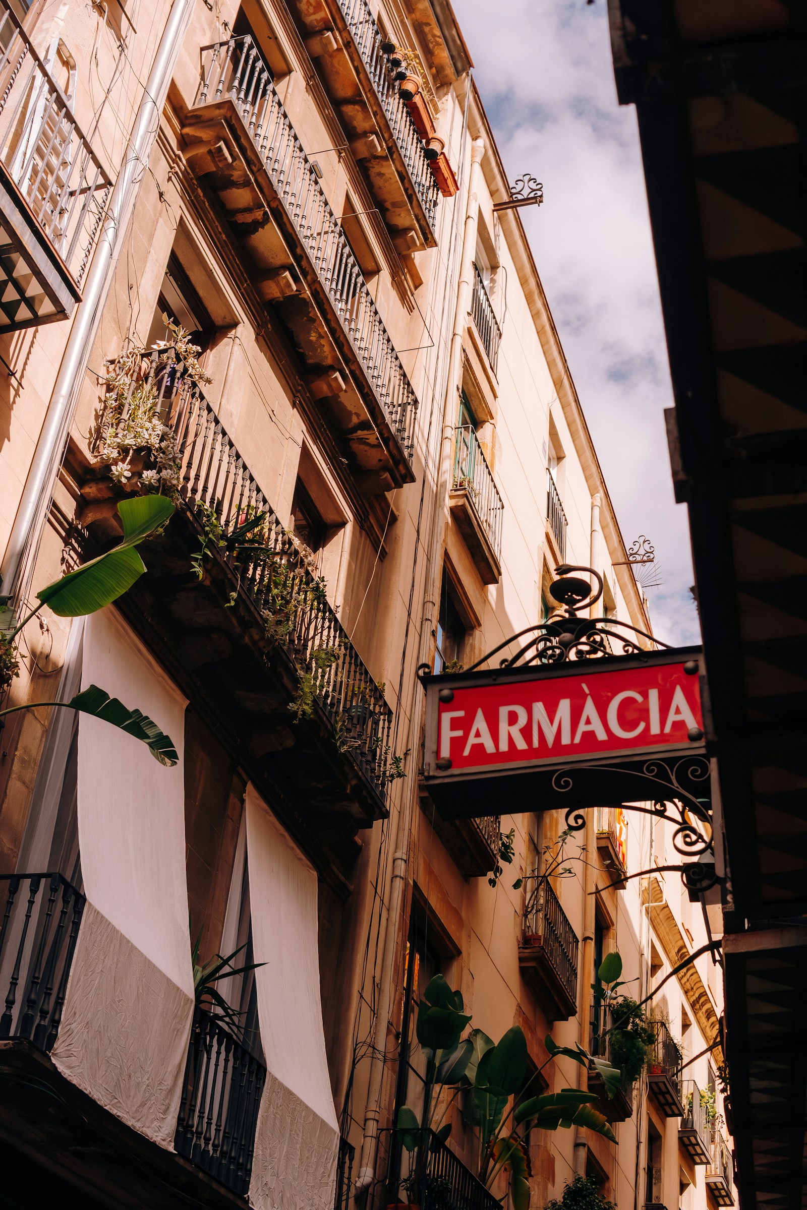 Spaanse farmacia in een straat in Barcelona, symbool voor de zorgverzekering in Spanje voor emigranten