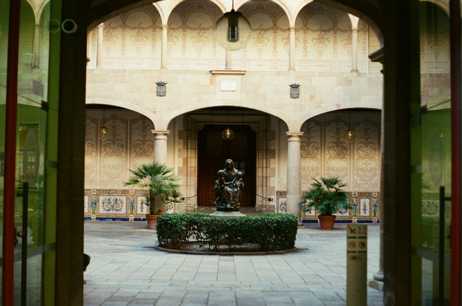 Spaans binnenhof met fontein als beeld bij erfbelasting in Spanje