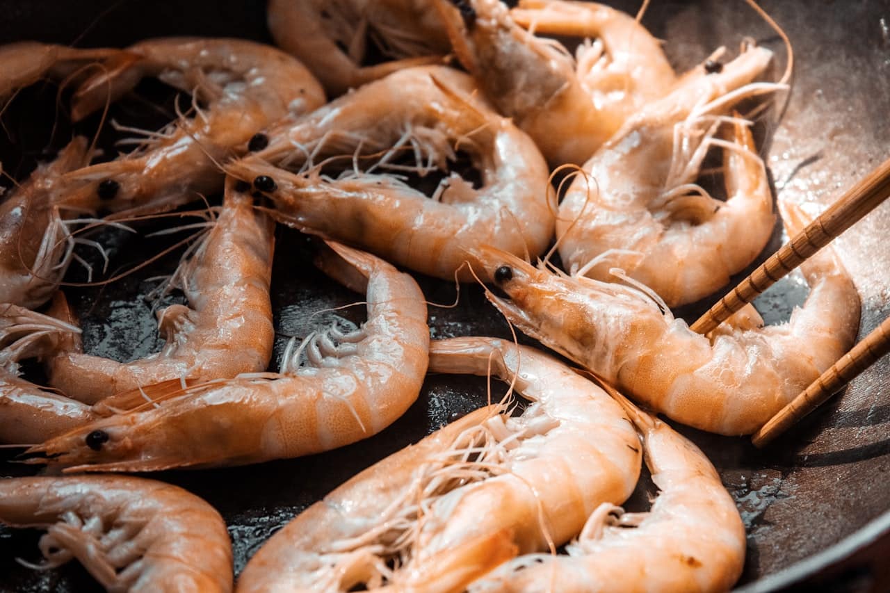 Verse grote garnalen oftewel langostinos klaar voor het grote garnalen recept