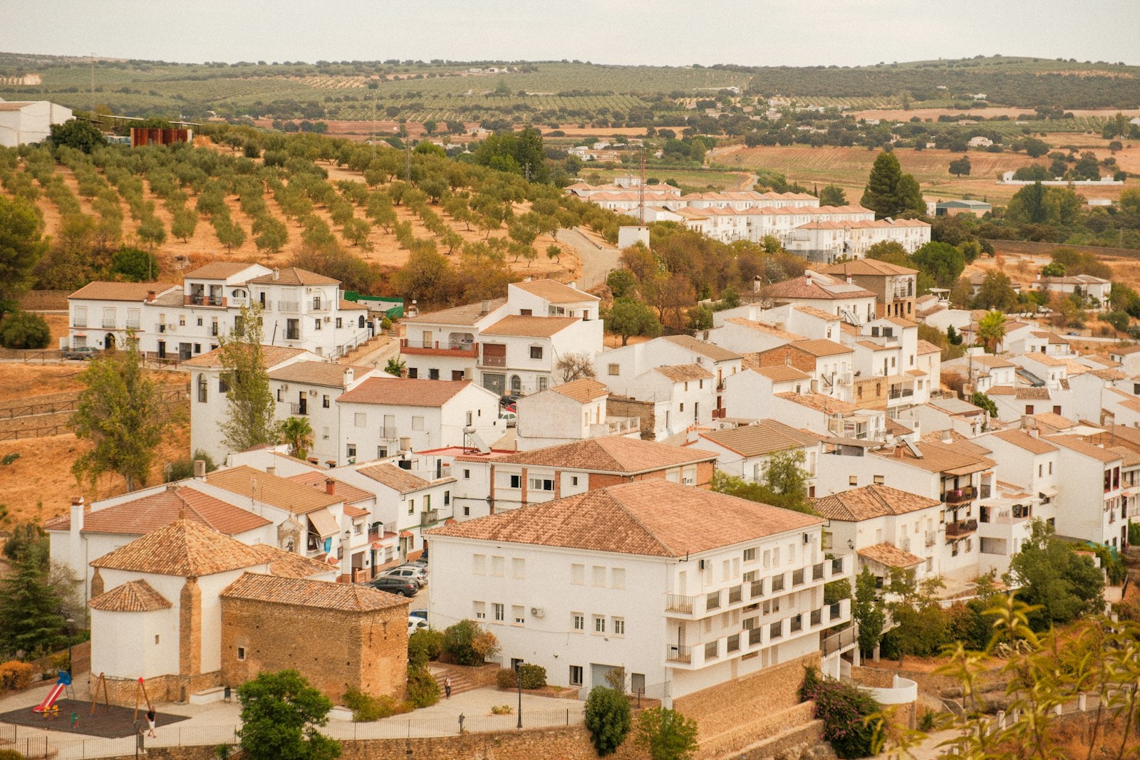 Wit Andalusisch dorp op een heuvel — typische plek waar je een goedkoop huis voor 20.000 euro in Spanje kunt vinden.