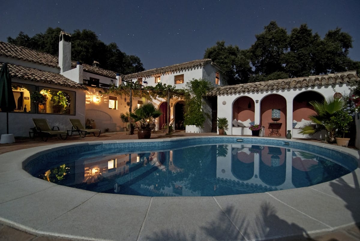 Witte Spaanse villa als voorbeeld van een huis in Spanje kopen met een NIE-nummer