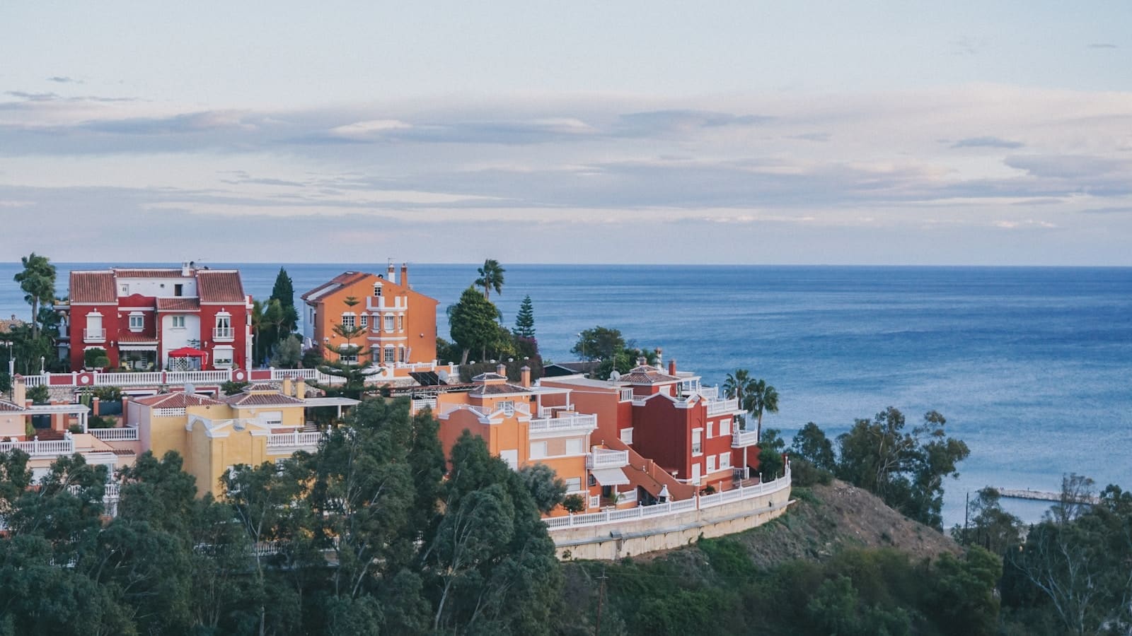 Kustdorpen in Spanje gezien vanuit de lucht, illustratie bij kosten huis kopen Spanje
