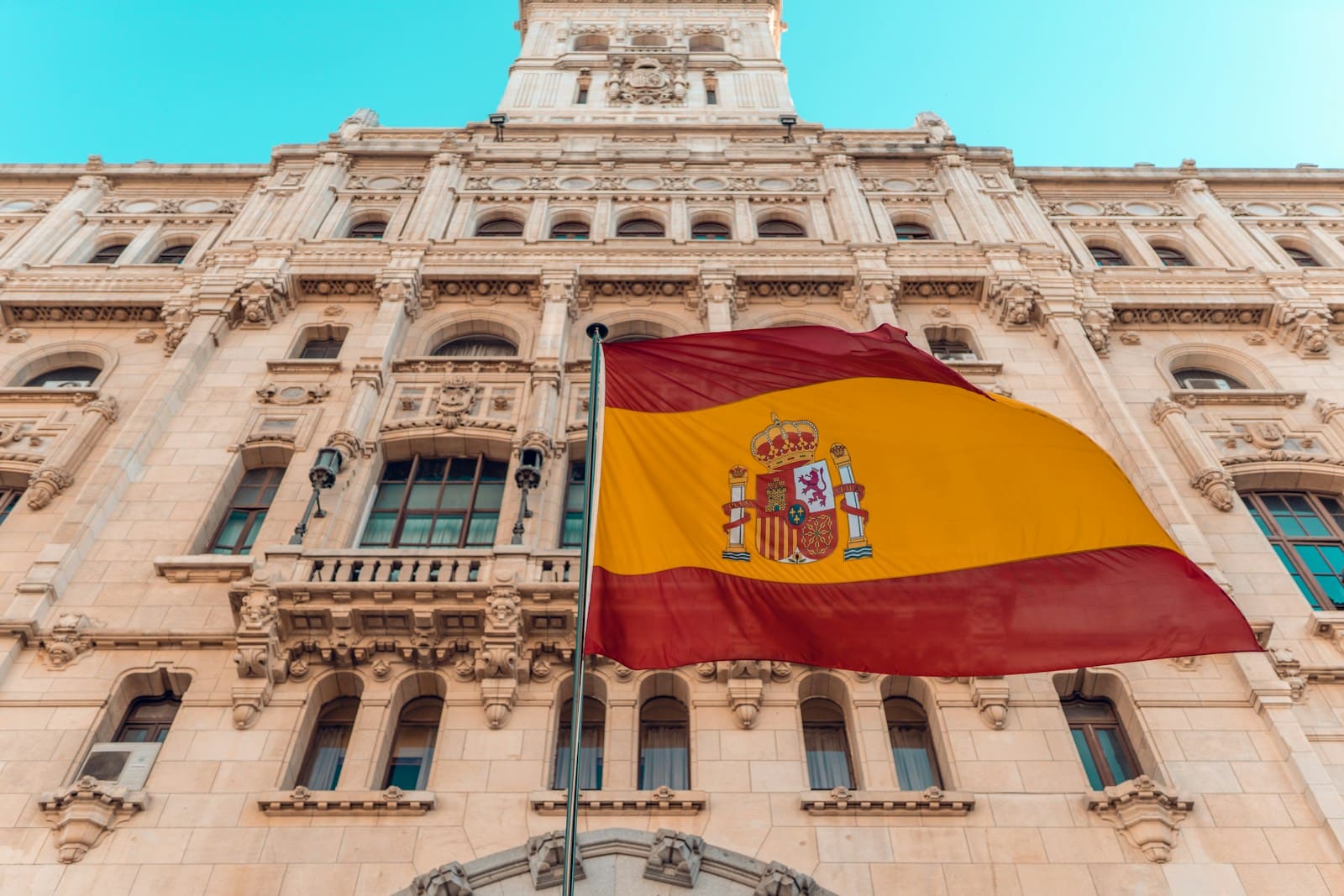 Spaanse vlag bij regeringsgebouw in Madrid waar je een NIE-nummer aanvraagt