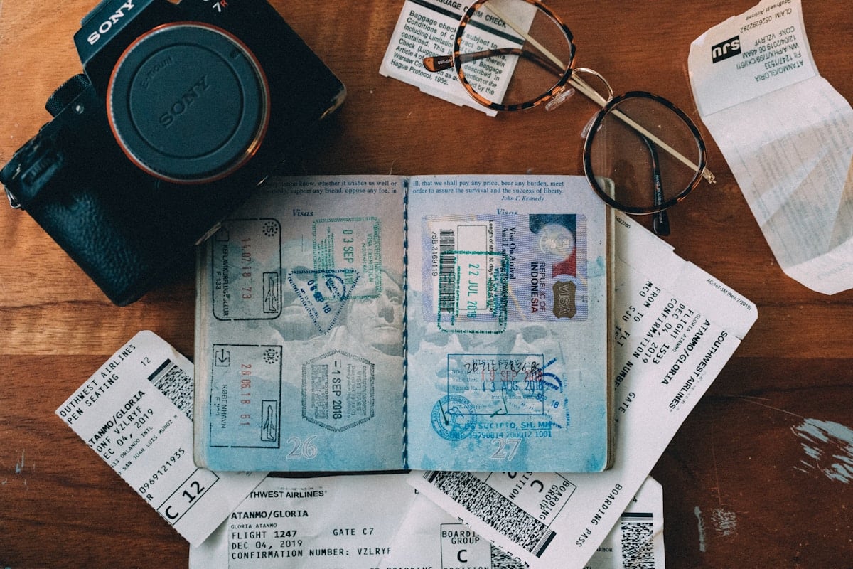 Spaans paspoort en identiteitsbewijs op tafel als basis voor de NIE-nummer aanvraag