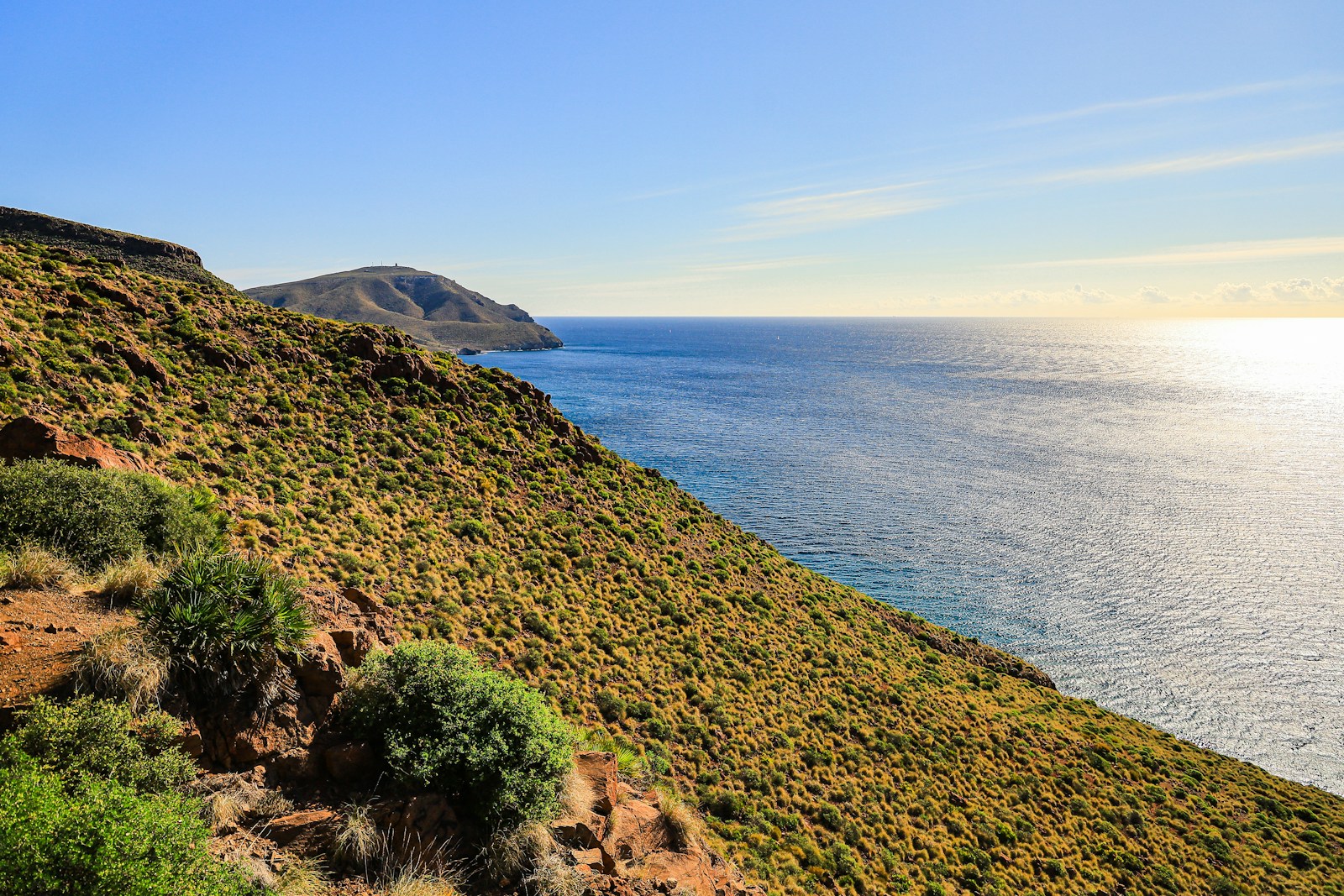 Kustlijn van de Costa de Almería met kliffen en zee, zoals bij San Juan de los Terreros