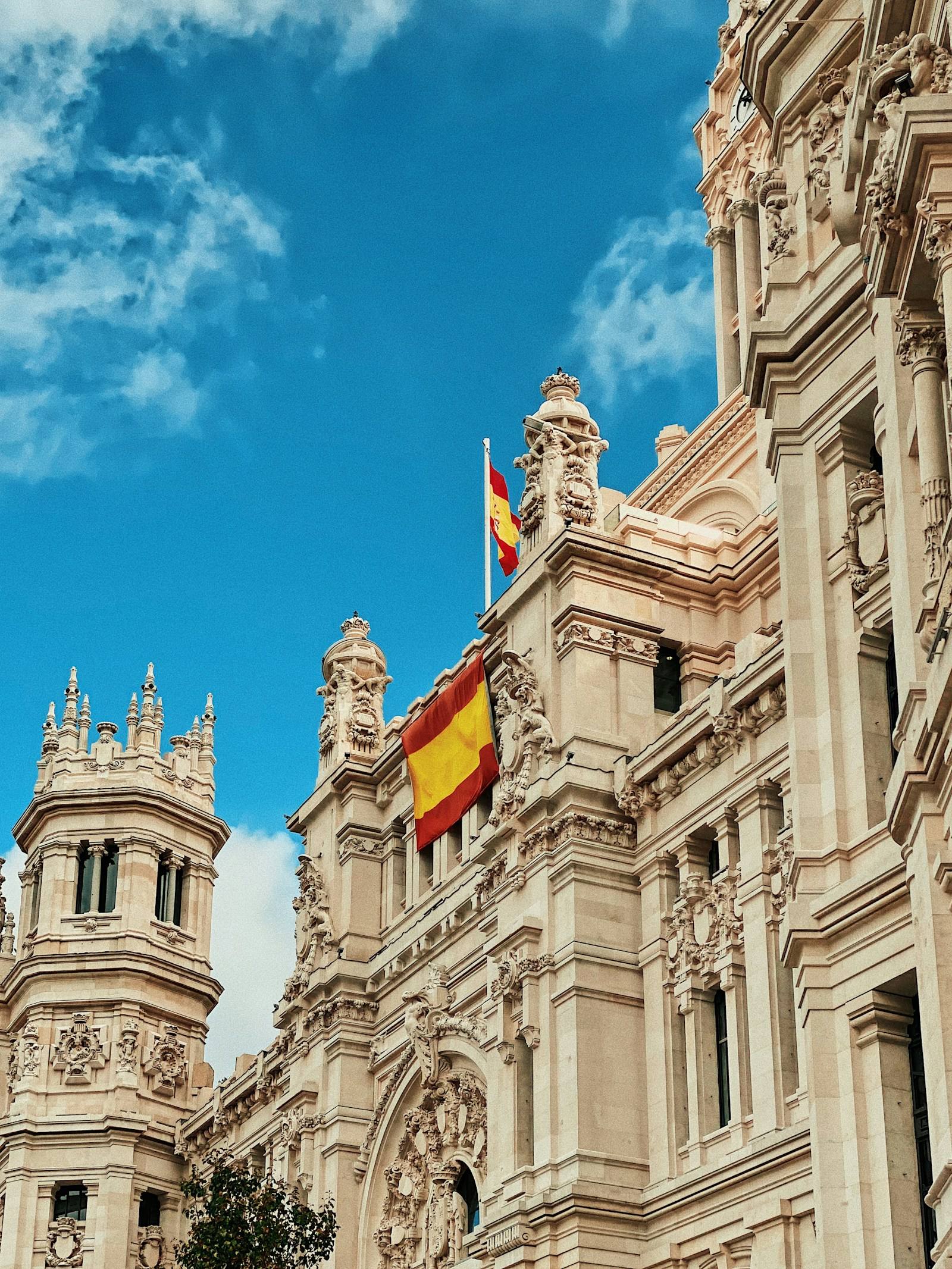 Spaanse vlag op een paleis in Madrid
