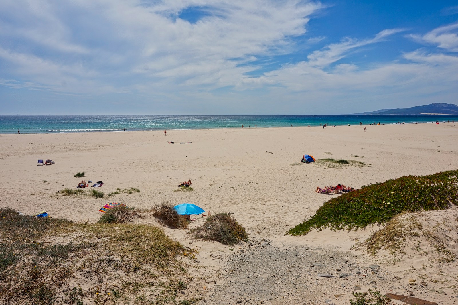 Strand van Tarifa aan de Costa de la Luz aan de Atlantische kust van Spanje