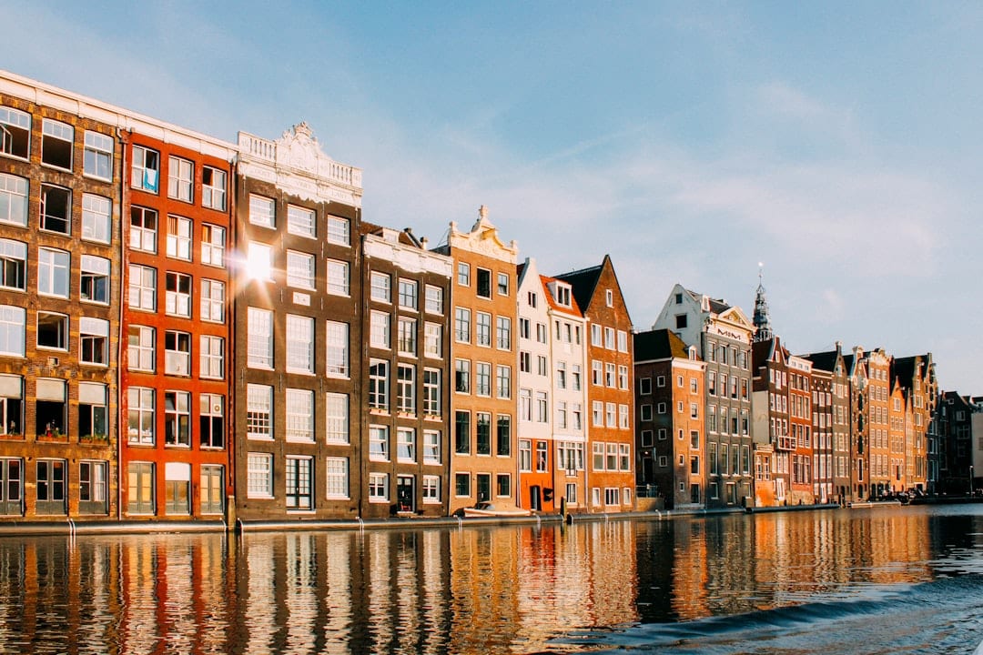 Grachtenpanden in Amsterdam, de stad waar je het consulaat bezoekt voor je NIE nummer