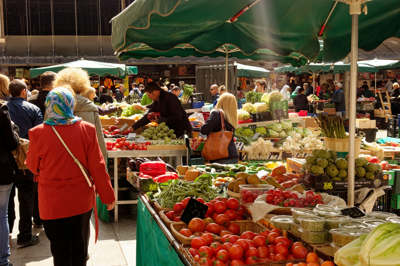 Drukke markt aan de Costa Blanca met verse groenten en fruit en lokale specialiteiten