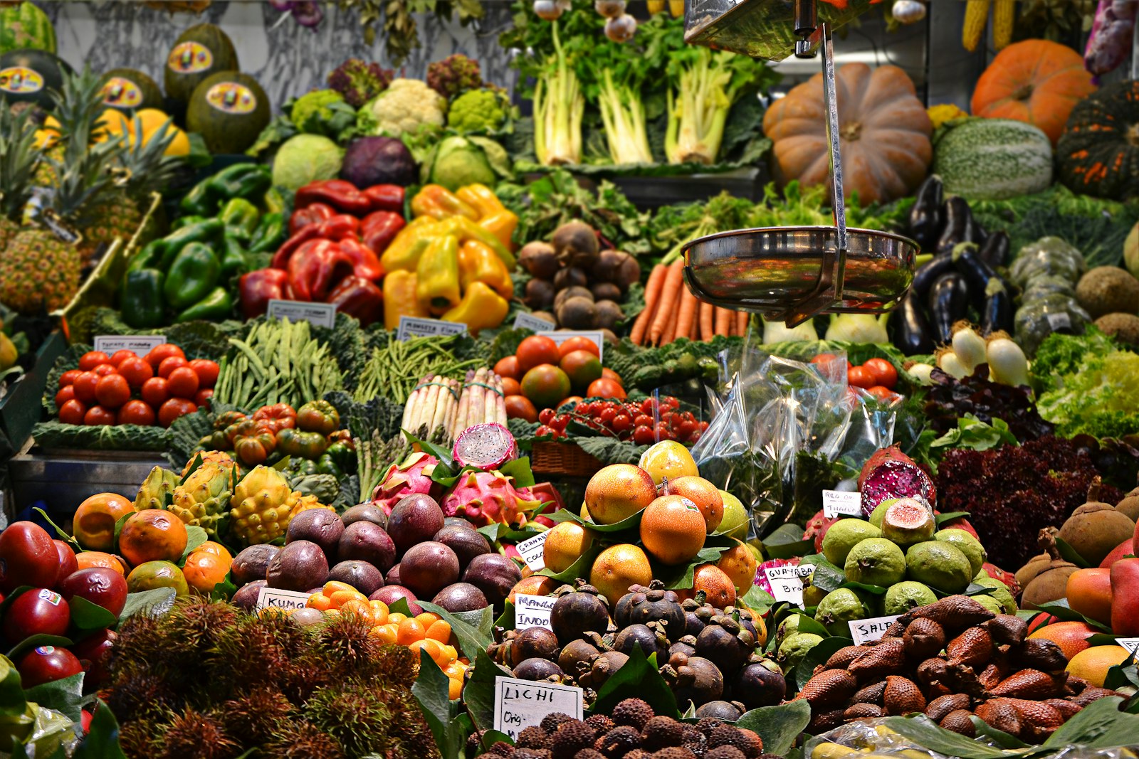 Kraam met groenten en fruit op een markt aan de Costa Blanca in Spanje