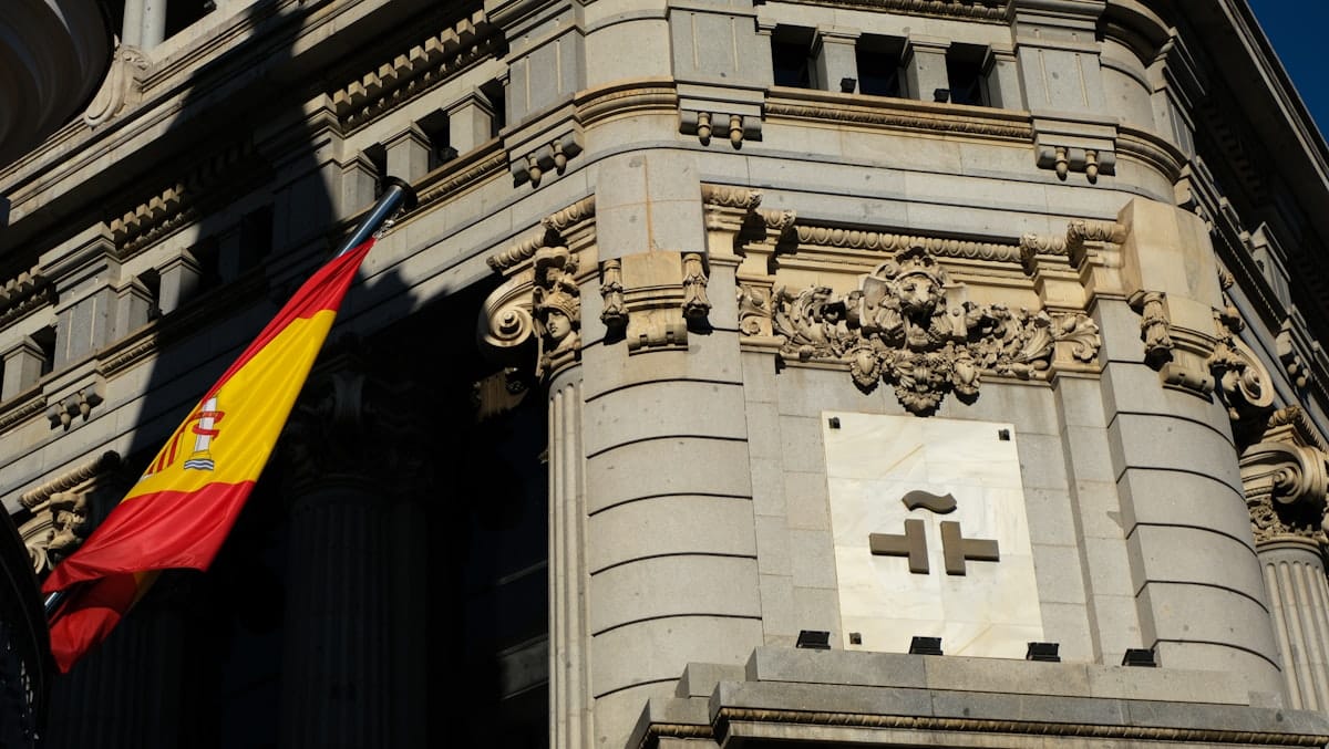 Spaans overheidsgebouw met Spaanse vlag, symbool voor belasting in Spanje