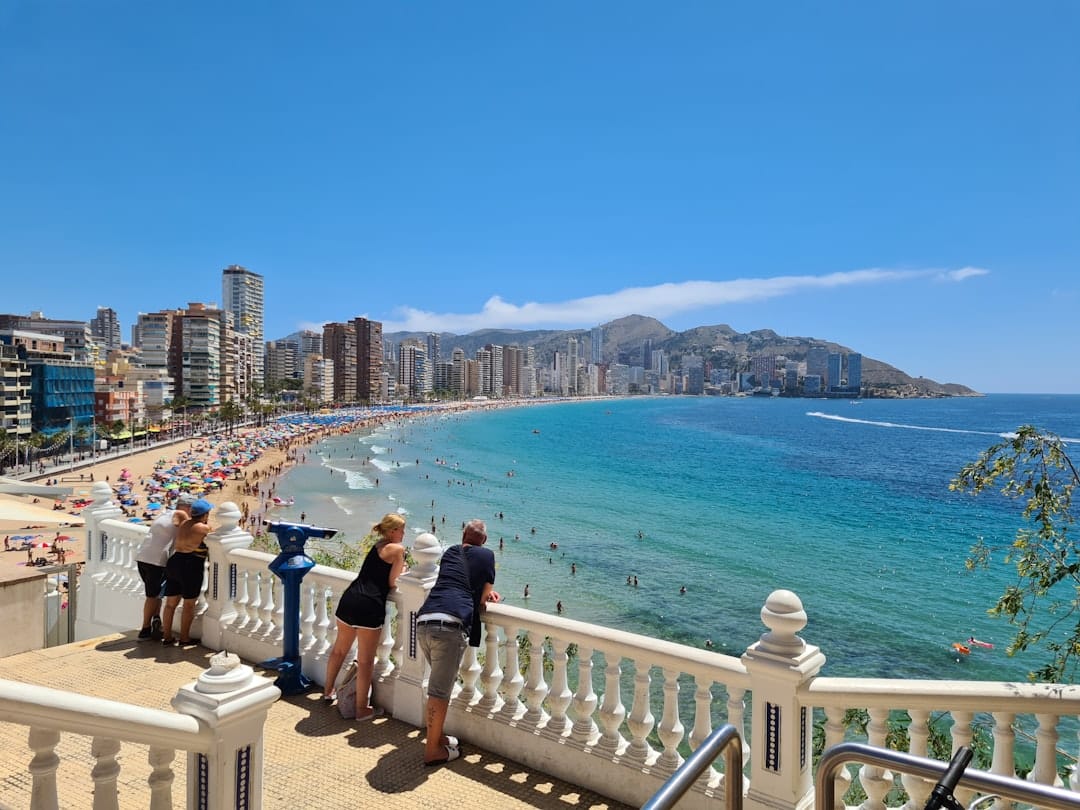 Het Levante-strand van Benidorm met de skyline erachter