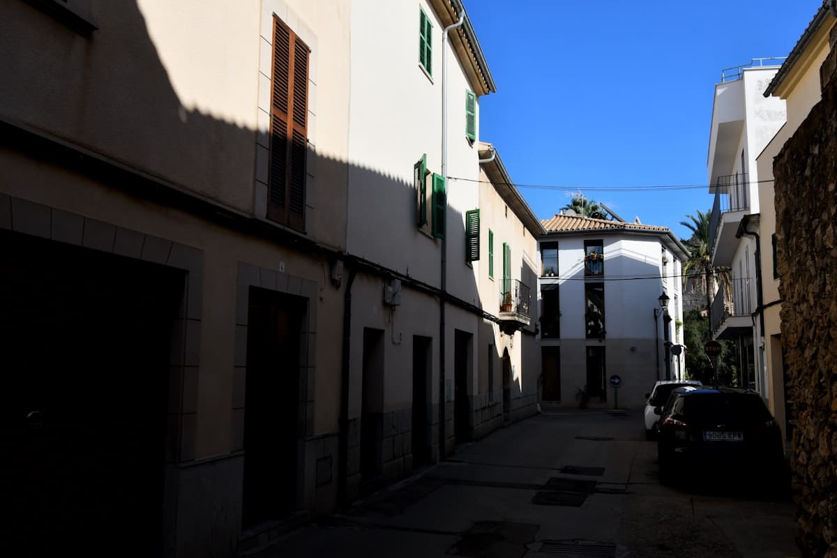 Rustige straat in het authentieke Spaanse dorp Catral aan de Costa Blanca
