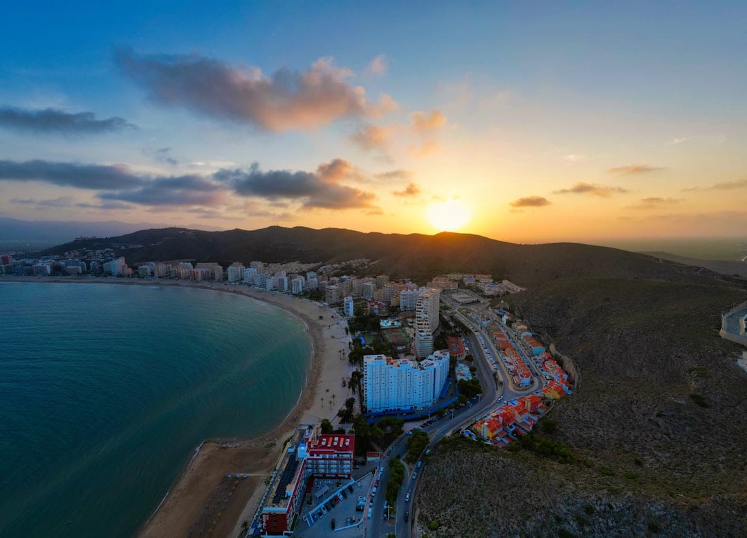 Cullera in Spanje met het strand, de baai en de zee bij zonsondergang