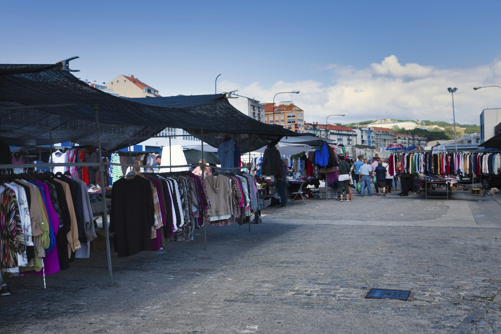 Markt aan de Costa Blanca met kramen vol verse producten in het echte Spanje