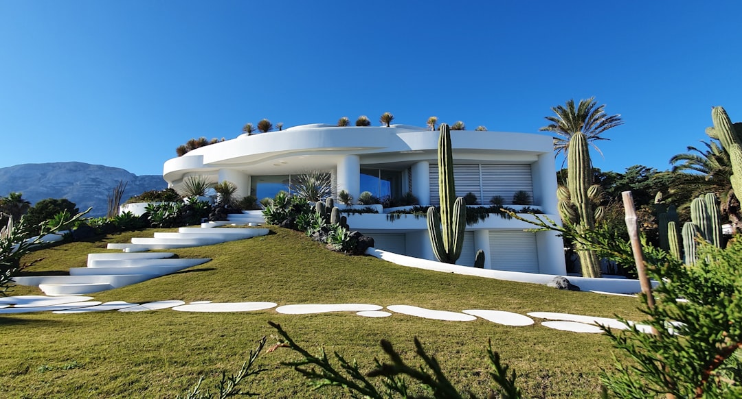 Moderne witte villa met bergen aan de Costa del Sol