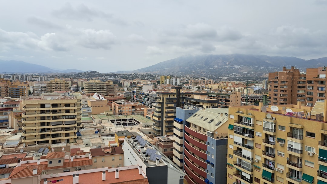 Stadsgezicht van Málaga met de bergen erachter