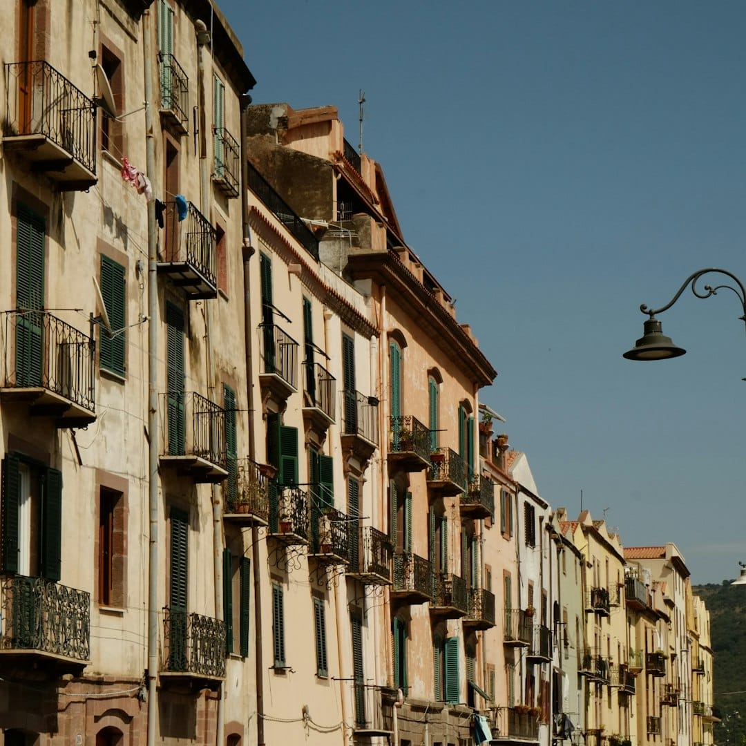 Appartementen met balkons in een Spaanse stad als voorbeeld van de woningmarkt