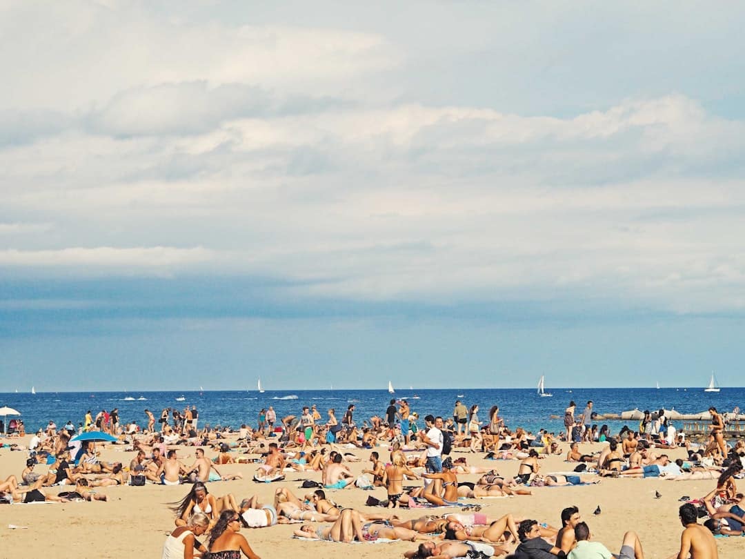 Druk strand in Spanje tijdens juli en augustus