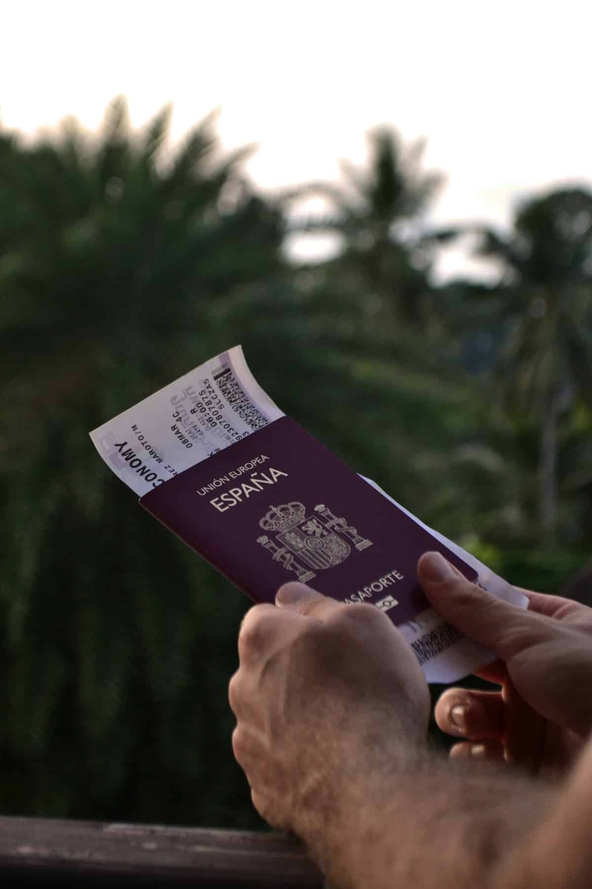 Reiziger met Spaans paspoort en instapkaart voor het NIE nummer aanvragen in Nederland