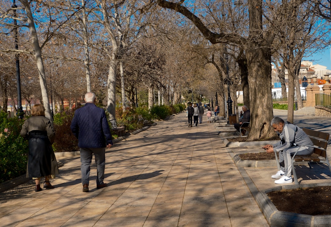 Oudere mensen wandelen in een park in Spanje rond de pensioenleeftijd