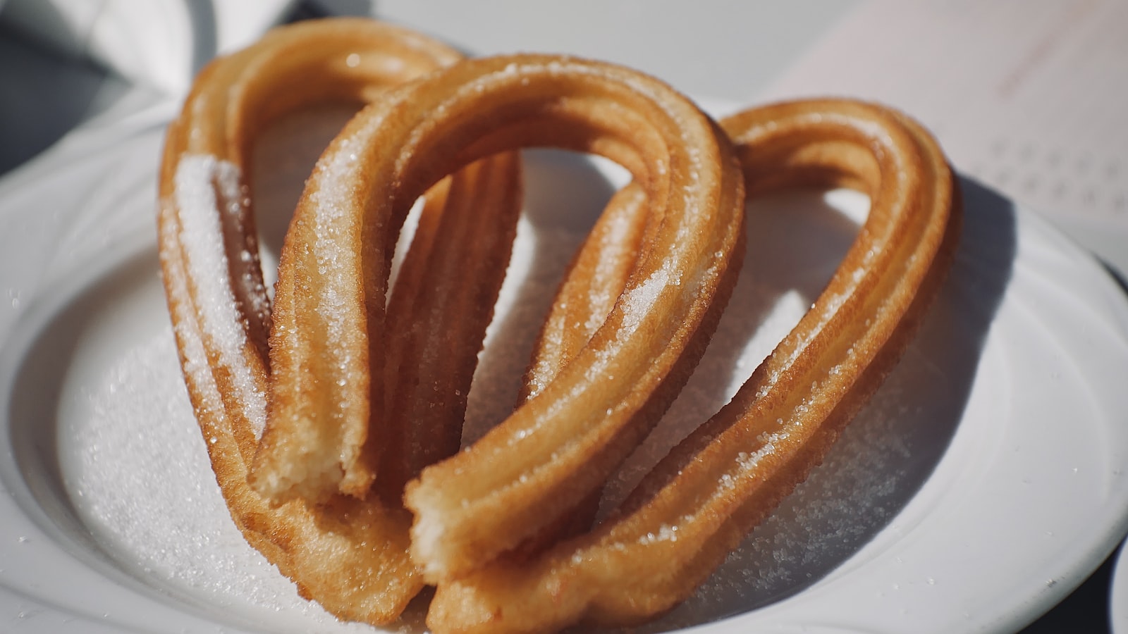 Spaanse churros bestrooid met suiker als dessert