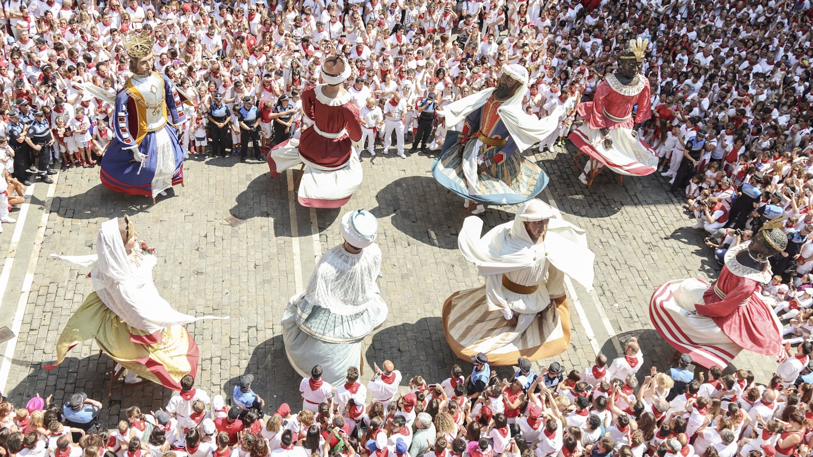 Spaanse cultuur en tradities tijdens een feest op een plein in Spanje