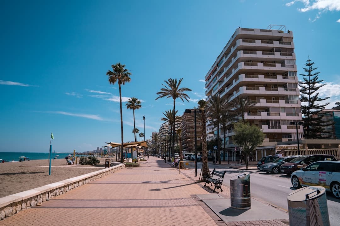 Spaanse kustpromenade met palmbomen, populair bij gepensioneerden die in Spanje wonen