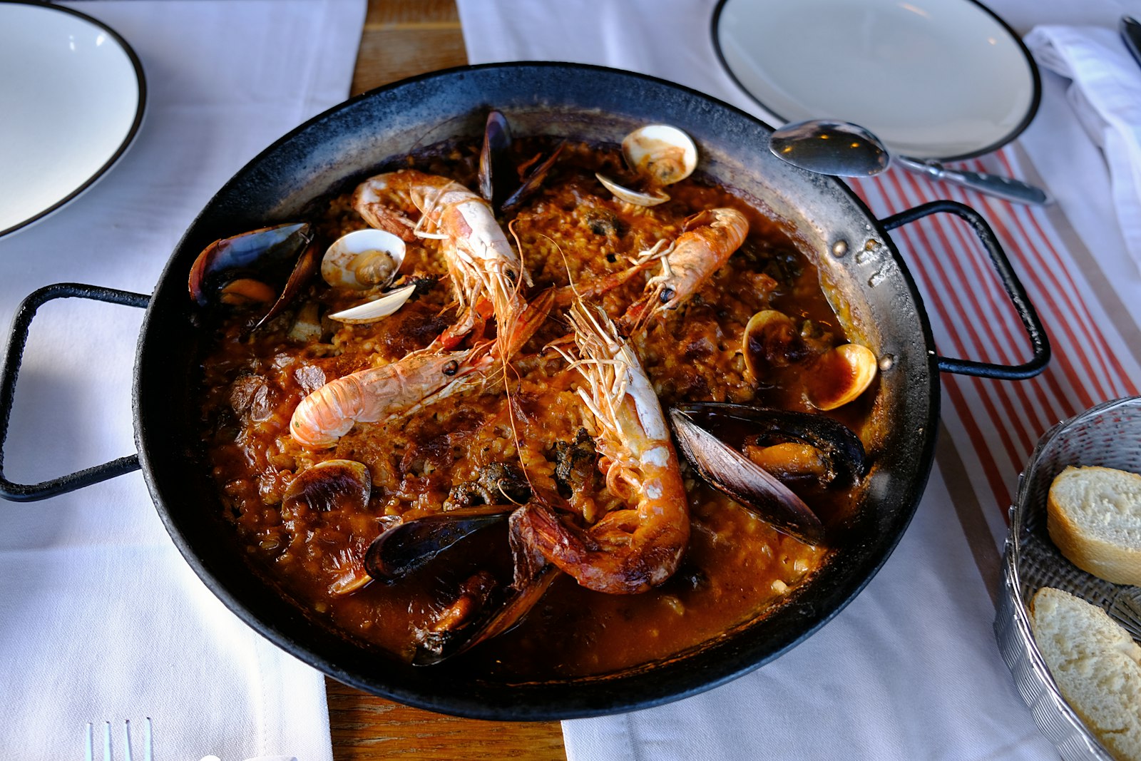 Spaanse paella met zeevruchten in een paellapan