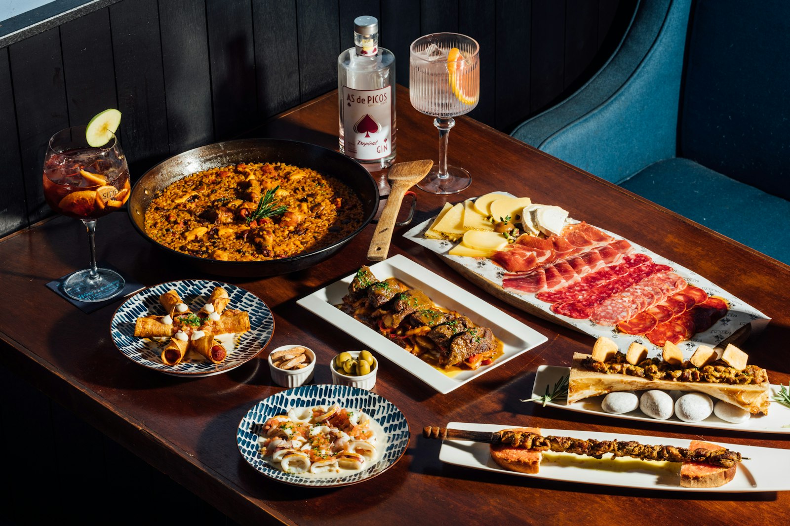 Diverse Spaanse tapas en gerechten op een tafel