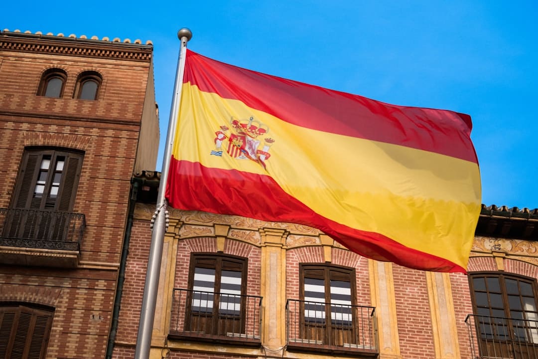 Spaanse vlag aan een klassiek gebouw, symbool voor het Spaanse consulaat