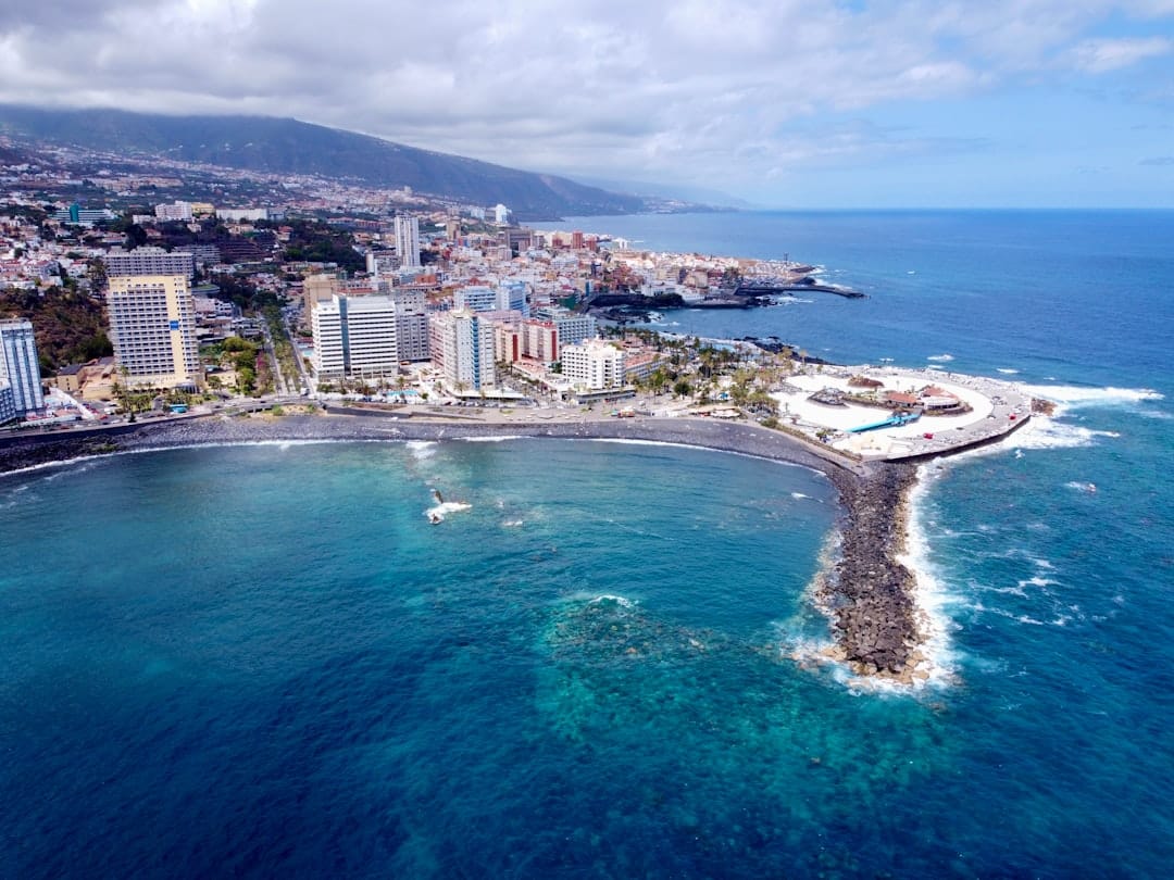 Kustplaats op Tenerife op de Canarische Eilanden waar veel Nederlanders wonen