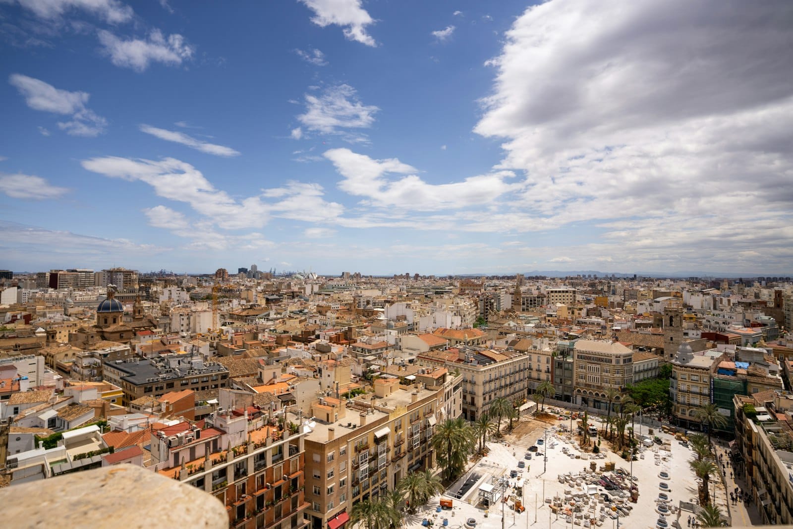 Uitzicht over de stad Valencia, populaire regio bij emigreren naar Spanje