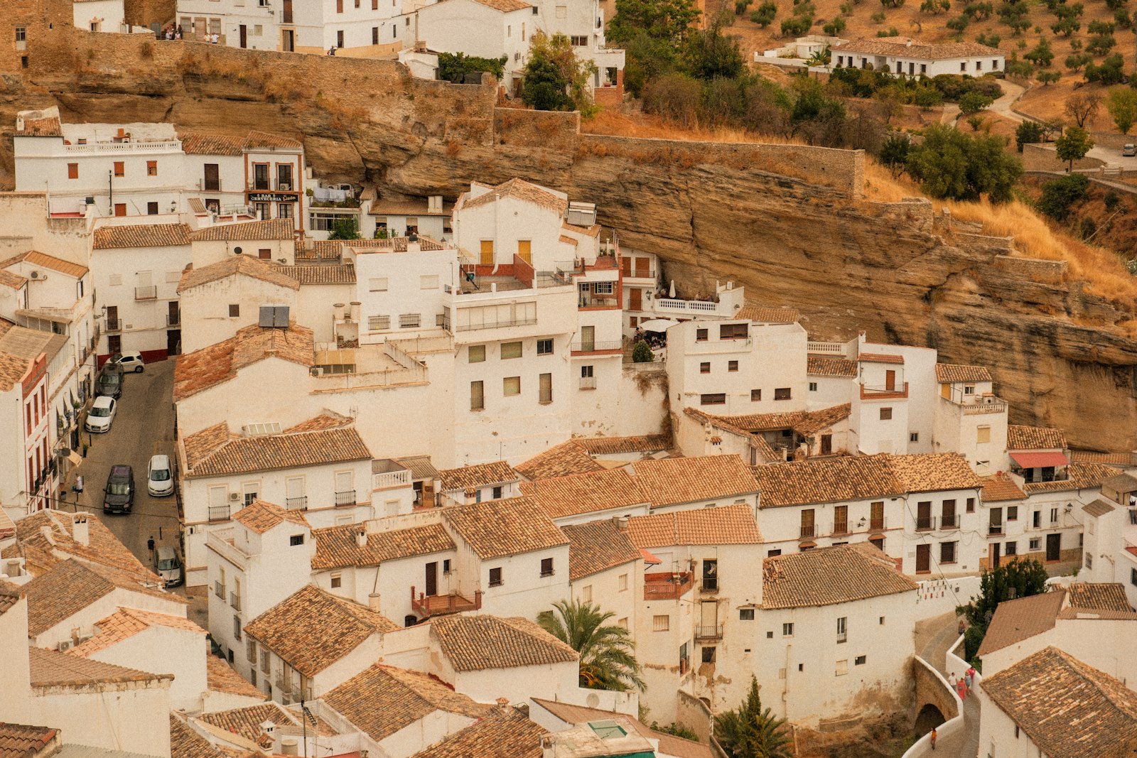 Wit Spaans bergdorp tegen een heuvel, ervaring van wonen in Spanje